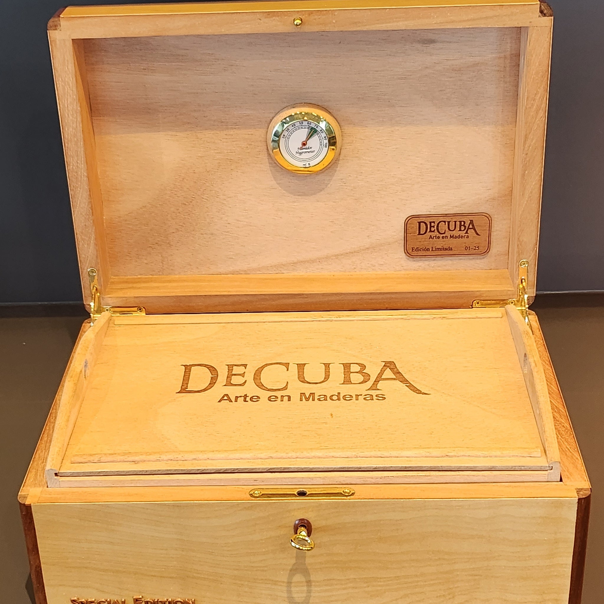 Montecristo Humidor Edge Mahogany Light Veneer (Special Edition)