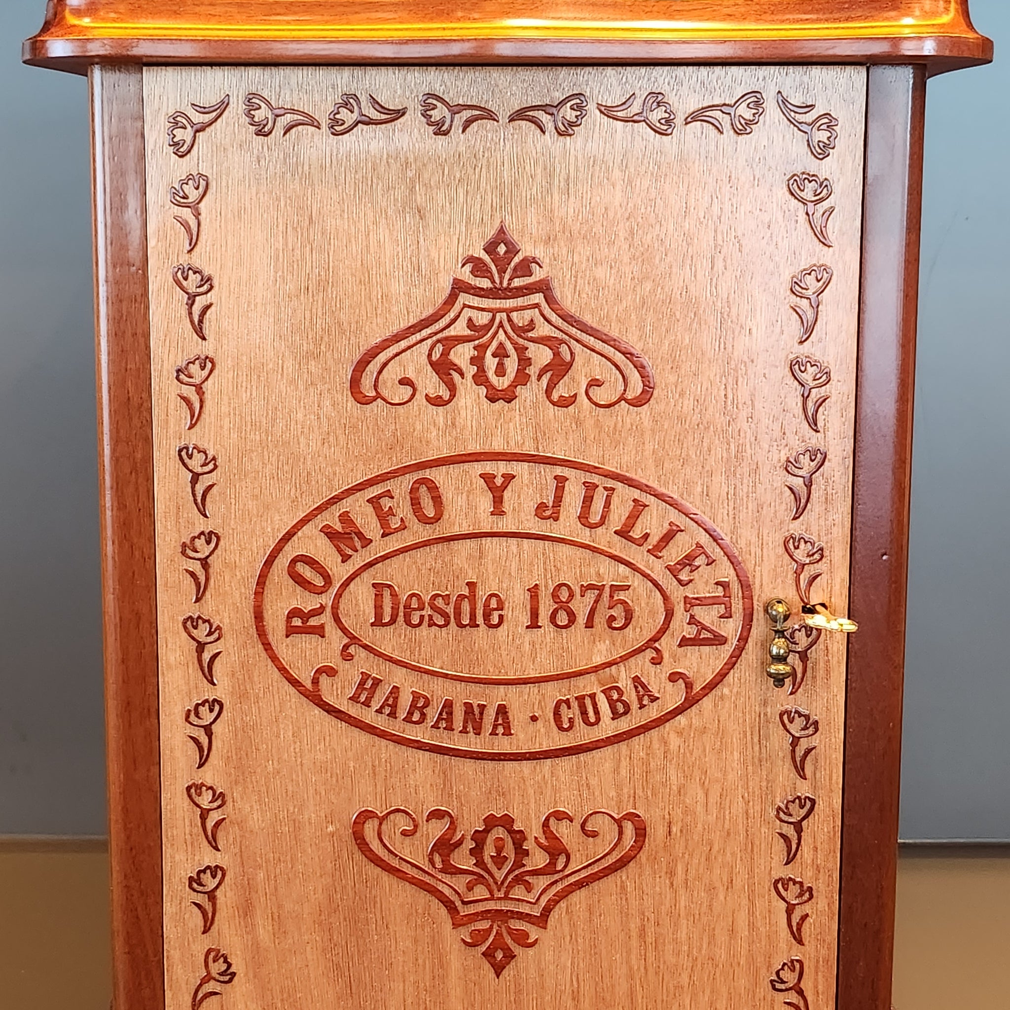 Romeo and Juliet Front Door Humidor